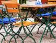 table de jardin et chaises