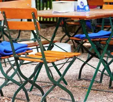 table de jardin et chaises