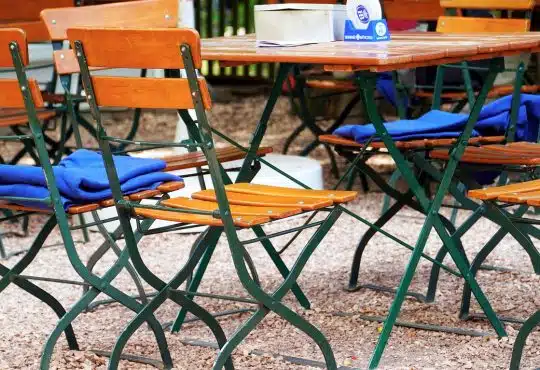 table de jardin et chaises