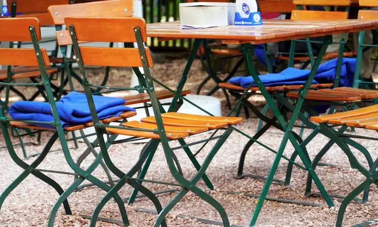 table de jardin et chaises