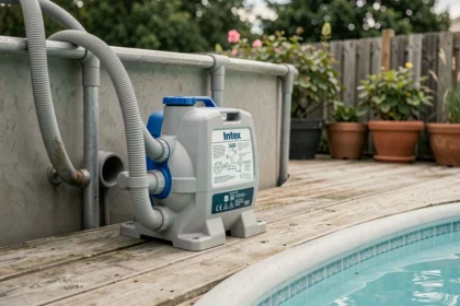 Installation complète d'une pompe de filtration Intex à sable connectée à une piscine hors-sol ronde dans un jardin résidentiel