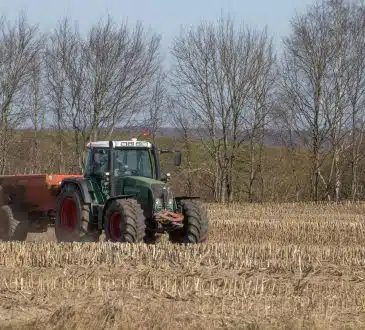 Un tracteur dans un champ