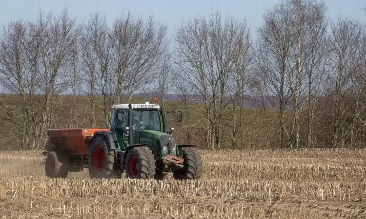 Un tracteur dans un champ