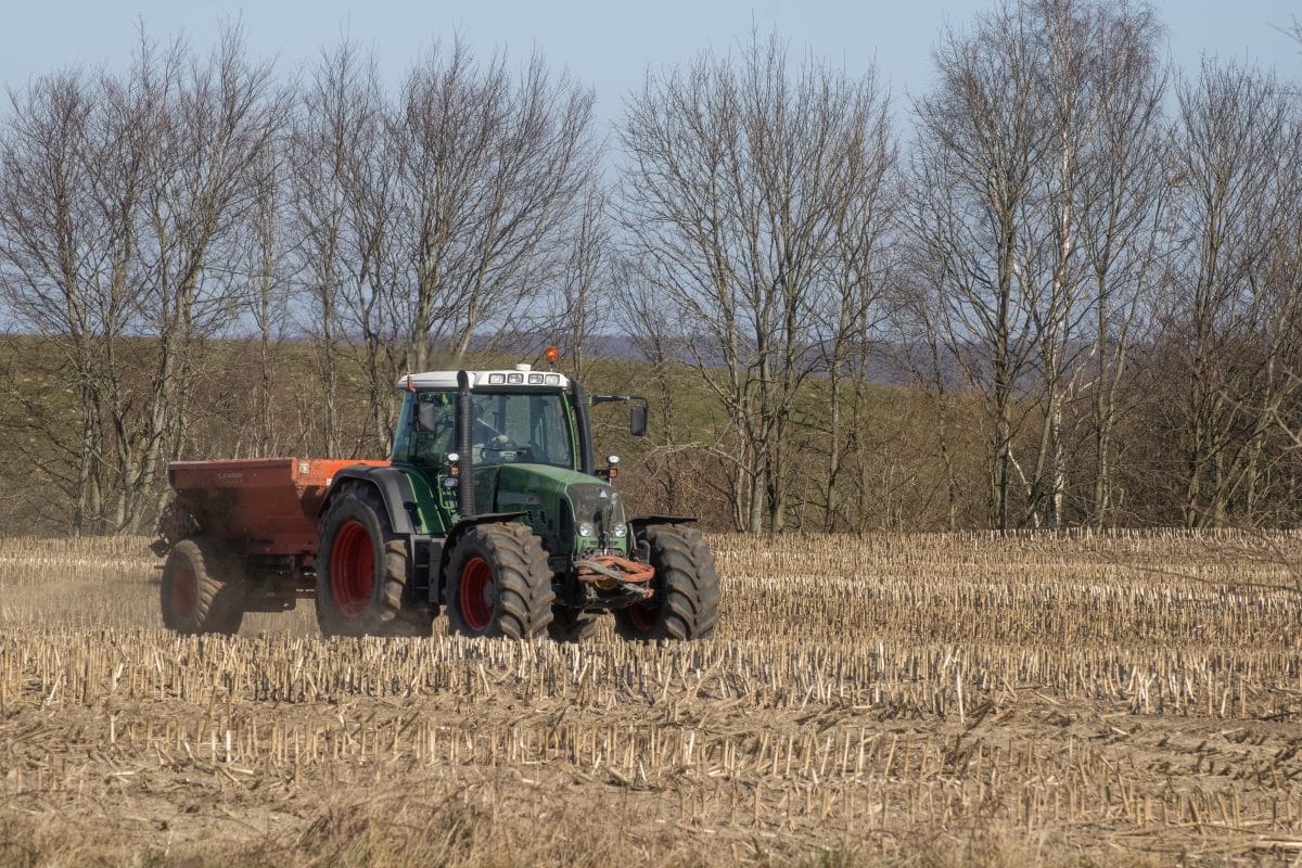 Un tracteur dans un champ
