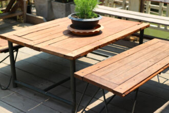 Table de jardin aluminium-bois : comment bien choisir en 2026 ?