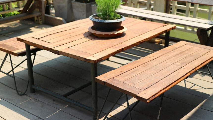 Table de jardin aluminium-bois : comment bien choisir en 2026 ?