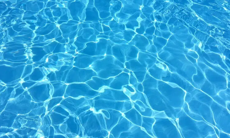 Une terrasse mobile pour cacher une piscine